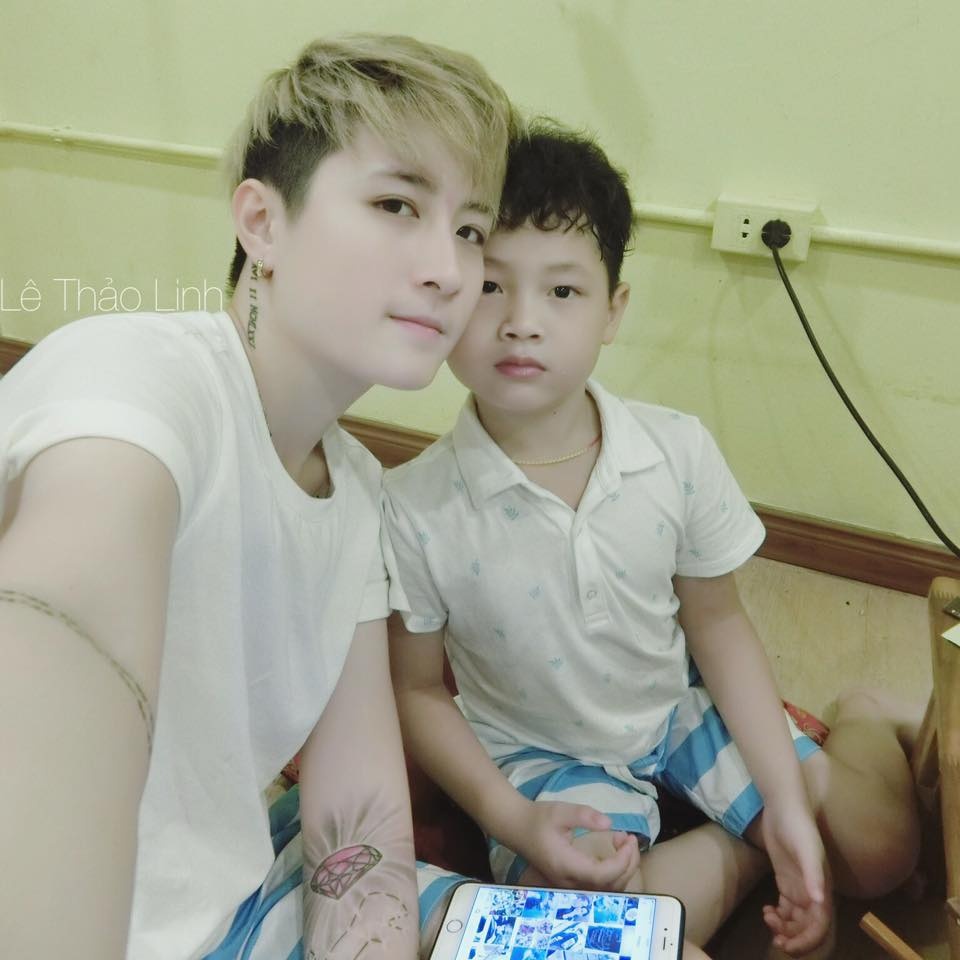 hot boy chuyen gioi lin jay tung khoc vi bat luc khong day duoc con