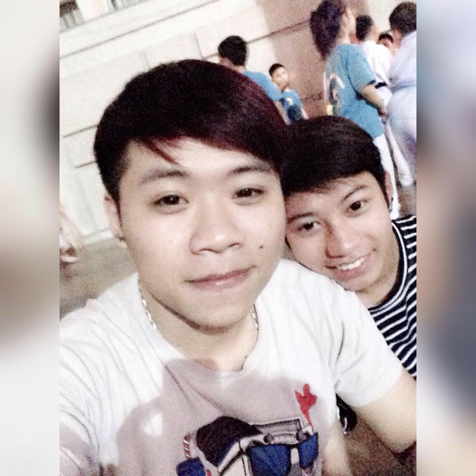 chuyen tinh em chua 18 cua hai chang trai dong tinh me nhay