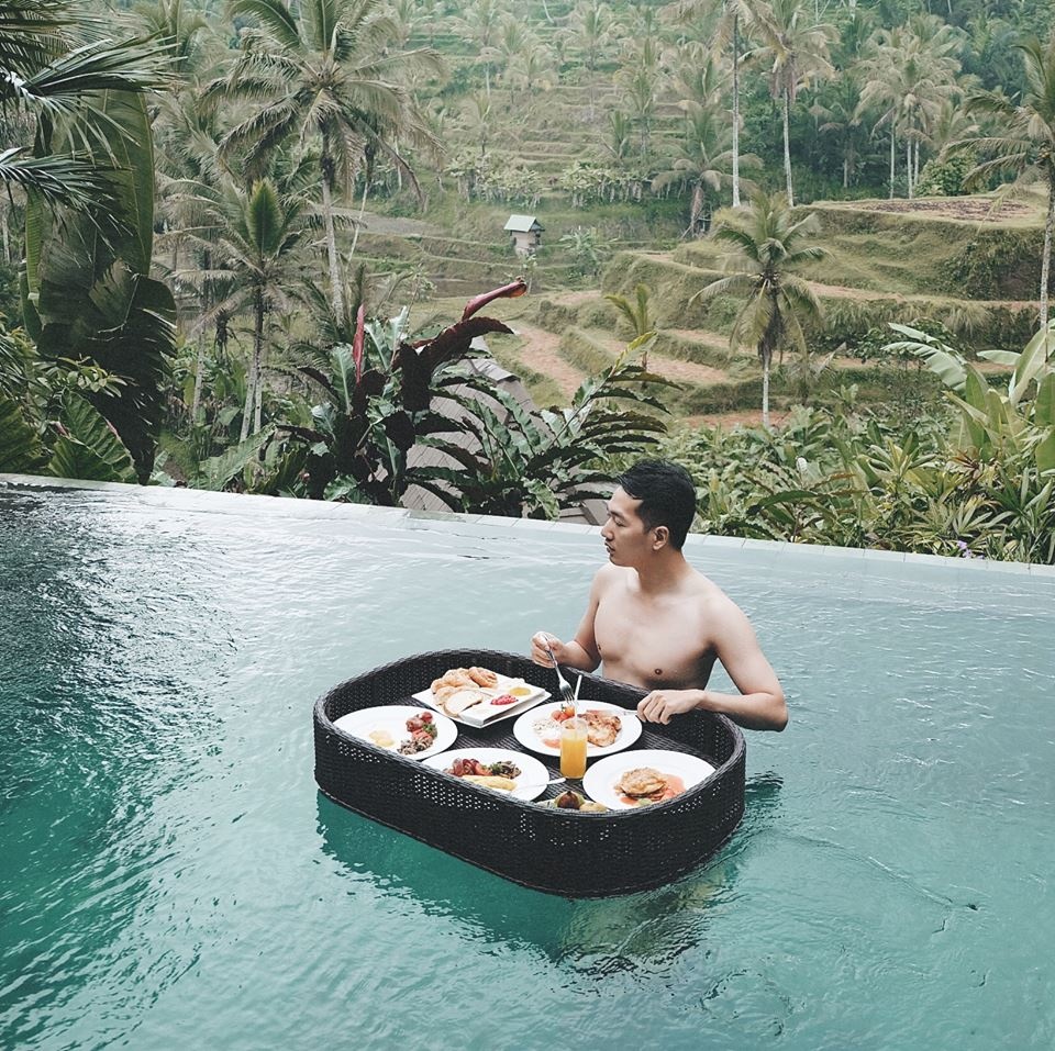 chang trai long an xach ba lo len va di bali chi vi me met mot thuoc phim
