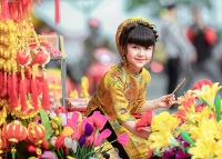 anh sinh vien ha noi tay xach nach mang ve que an tet