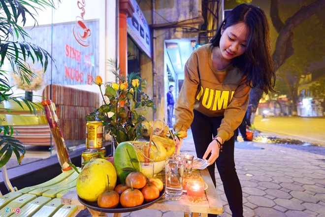 li giai viec mam co cung giao thua khong the thieu gao va muoi
