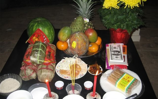 li giai viec mam co cung giao thua khong the thieu gao va muoi