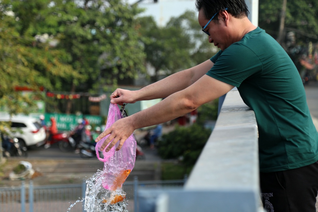 ca chep dau don ve troi ngay 23 thang chap vi bi tha tu thanh cau kem cat lu huong