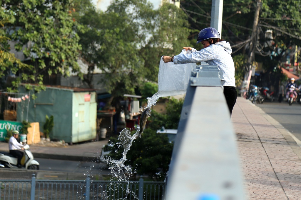 ca chep dau don ve troi ngay 23 thang chap vi bi tha tu thanh cau kem cat lu huong