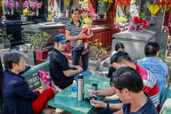 Người Sài Gòn tấp nập tảo mộ dịp Tết