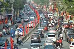 Đường phố Hà Nội tắc cứng, hỗn loạn chiều mùng 1 Tết