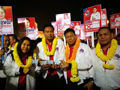 Bầu cử Thái Lan: 15 ứng viên đổi tên thành Thaksin, Yingluck
