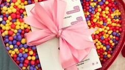 In 273 trang tin nhắn từ lúc tán tỉnh đến khi hẹn hò làm quà Valentine