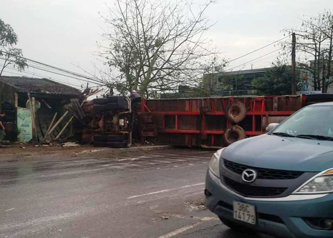 Xe container gây tai nạn liên hoàn nghiêm trọng, 8 người thương vong xe container gay tai nan lien hoan nghiem trong 8 nguoi thuong vong
