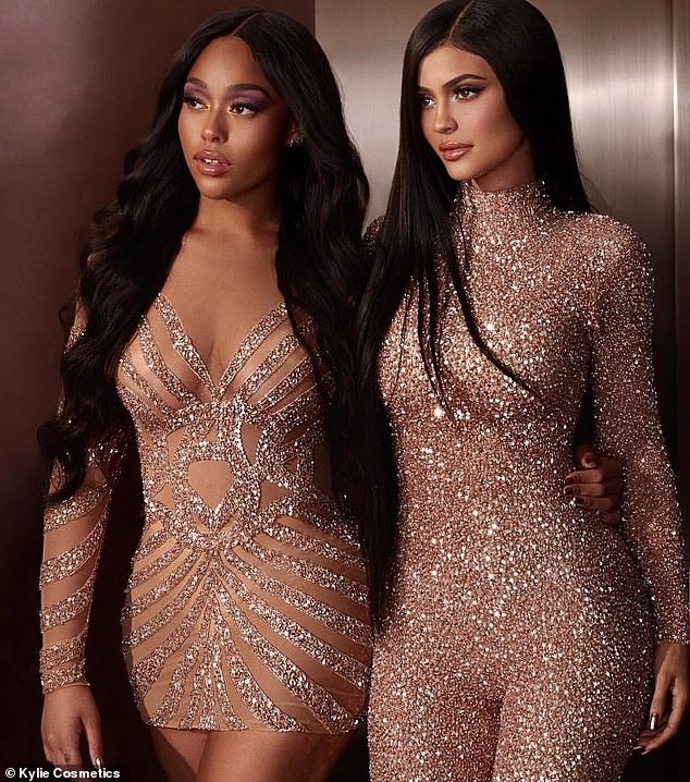 tranh thu nghi an ban than tom tem anh re kylie jenner kiem bac ti nho giam gia mat hang mang ten ban