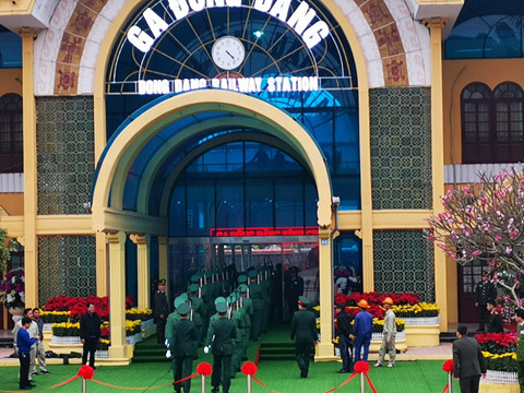 xe boc thep trien khai o ga dong dang truoc gio don ong kim jong un