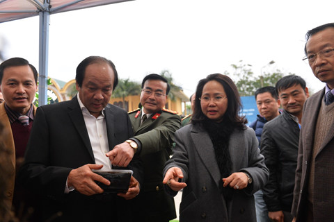xe boc thep trien khai o ga dong dang truoc gio don ong kim jong un