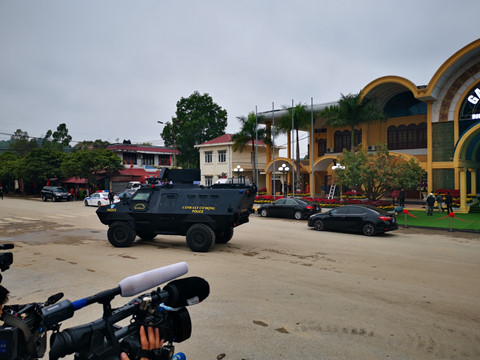 xe boc thep trien khai o ga dong dang truoc gio don ong kim jong un