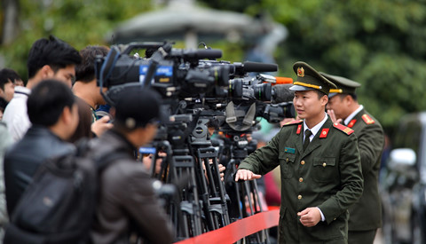 xe boc thep trien khai o ga dong dang truoc gio don ong kim jong un