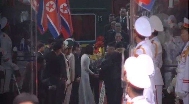 nhan sac rang ro cua nu sinh mac ao dai trang tang hoa cho ong kim jong un gay sot mang xa hoi