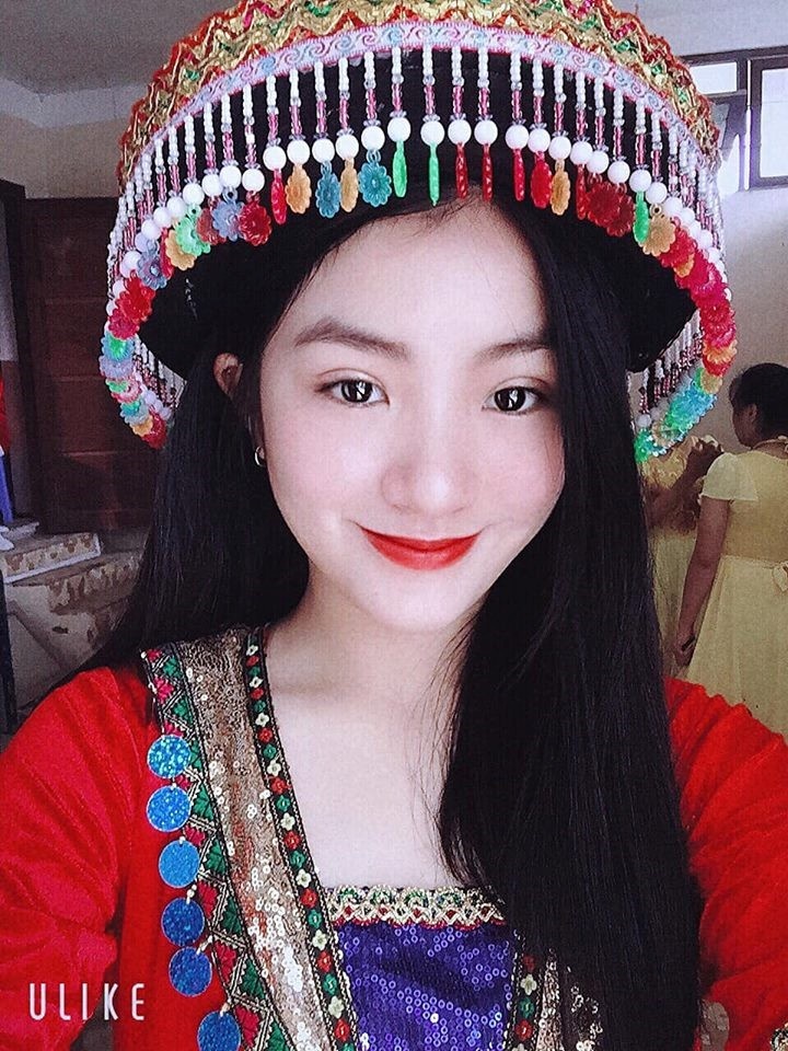 nhan sac rang ro cua nu sinh mac ao dai trang tang hoa cho ong kim jong un gay sot mang xa hoi
