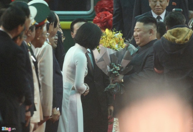 nhan sac rang ro cua nu sinh mac ao dai trang tang hoa cho ong kim jong un gay sot mang xa hoi