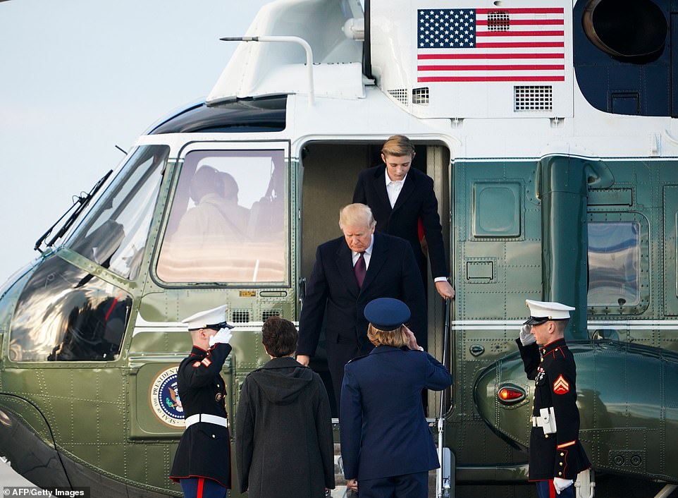 ngam nhin ve dien trai cua cau ut barron trump qua nhung hinh anh tu be den lon