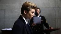 ngam nhin ve dien trai cua cau ut barron trump qua nhung hinh anh tu be den lon
