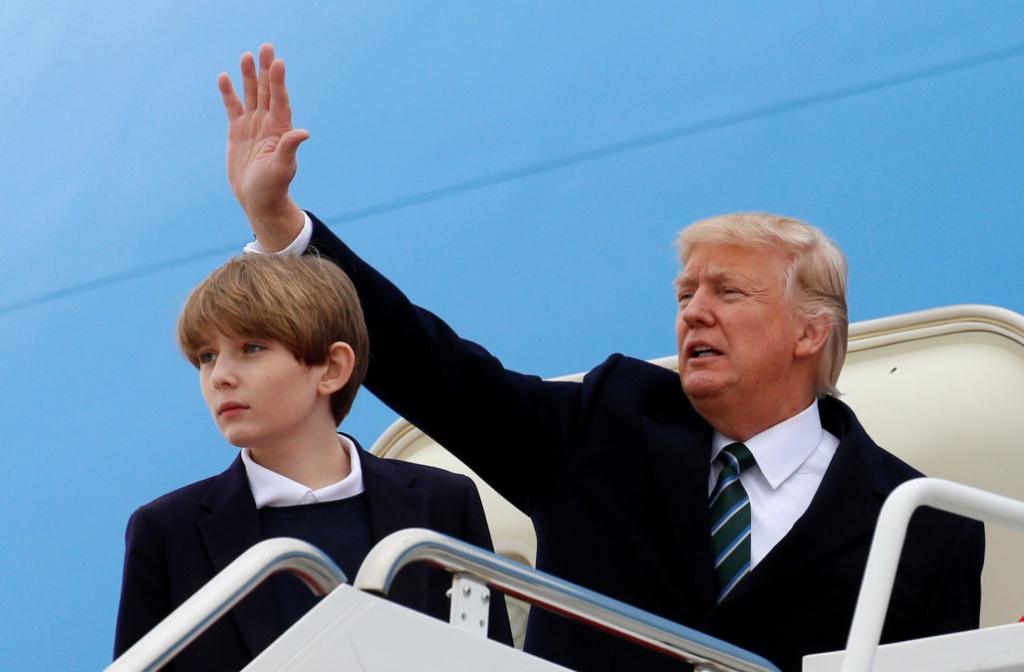 ngam nhin ve dien trai cua cau ut barron trump qua nhung hinh anh tu be den lon