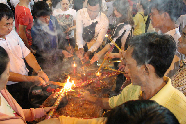 chen lan nghet tho toi khuya boc tro cau may tai chua ba binh duong