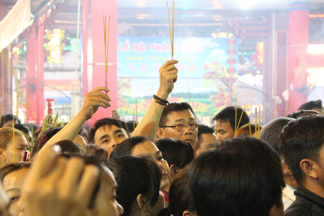 chen lan nghet tho toi khuya boc tro cau may tai chua ba binh duong