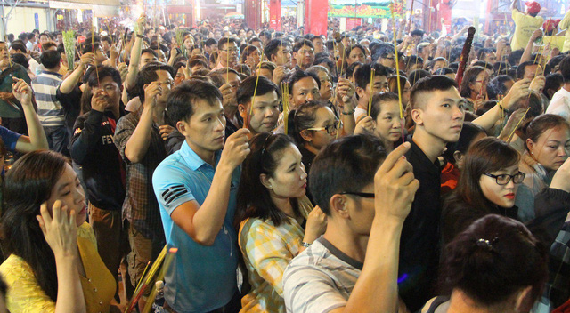 chen lan nghet tho toi khuya boc tro cau may tai chua ba binh duong