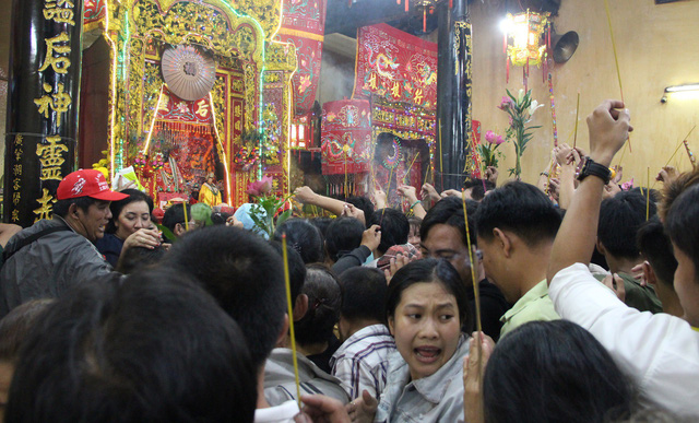 chen lan nghet tho toi khuya boc tro cau may tai chua ba binh duong