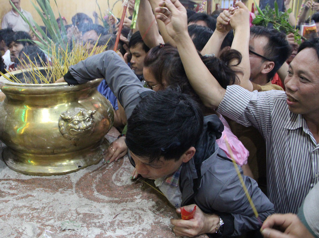 chen lan nghet tho toi khuya boc tro cau may tai chua ba binh duong