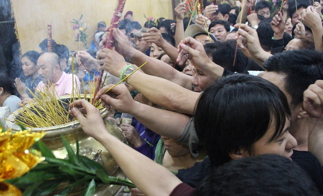 chen lan nghet tho toi khuya boc tro cau may tai chua ba binh duong