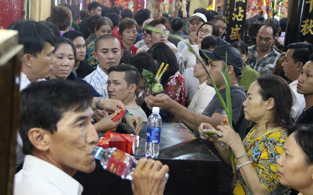 chen lan nghet tho toi khuya boc tro cau may tai chua ba binh duong