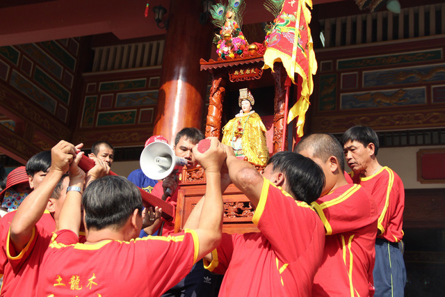 chen lan nghet tho toi khuya boc tro cau may tai chua ba binh duong
