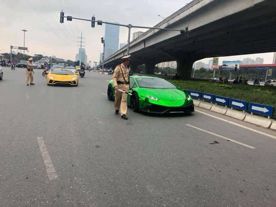 dan sieu xe cua cuong do la bat ngo bi csgt dung tren duong nhac nho