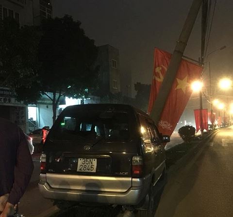 ha noi leo dai phan cach xe o to ha guc cot dien
