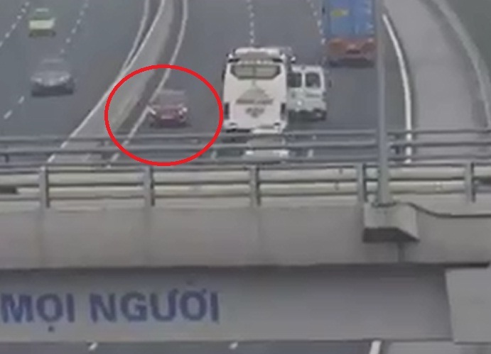 can xu ly hinh su nu tai xe chay xe nguoc chieu tren cao toc
