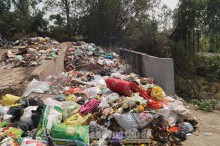 Bãi rác “khổng lồ” bốc mùi cả ki lô mét trên đường liên thôn