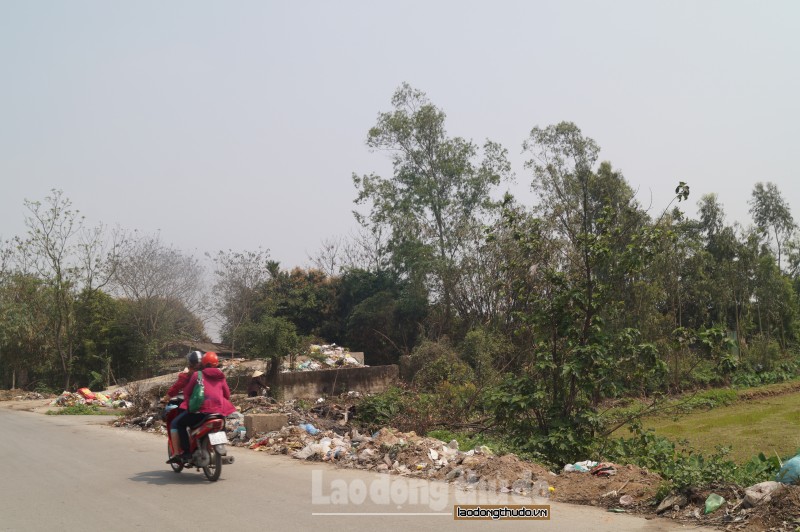 bai rac khong lo boc mui ca ki lo met tren duong lien thon