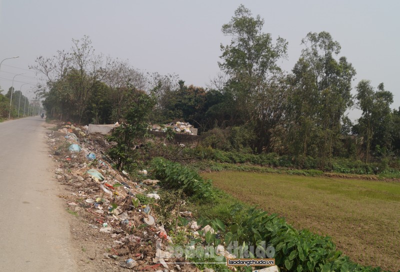 bai rac khong lo boc mui ca ki lo met tren duong lien thon