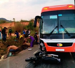 Kon Tum: Va chạm với xe khách, 2 vợ chồng bay xuống mương nước tử vong