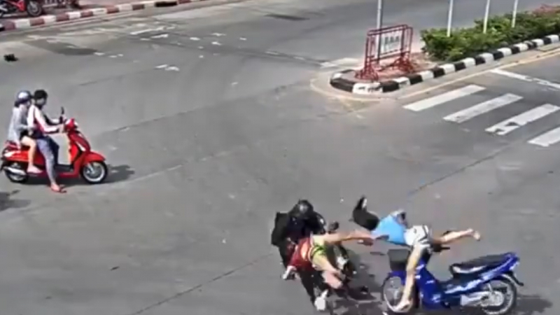 video hai co gai dau tran vuot den do bi motor cho do van