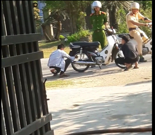 cong an noi ve viec 2 thanh nien khong doi mu bao hiem phai xi lop xe dat bo