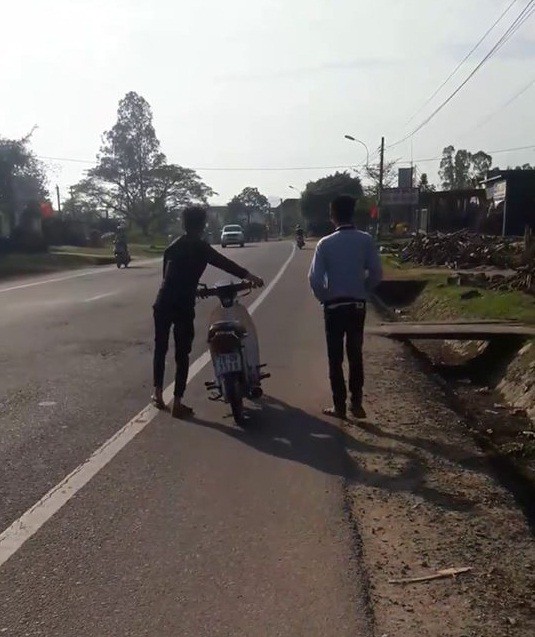 cong an noi ve viec 2 thanh nien khong doi mu bao hiem phai xi lop xe dat bo