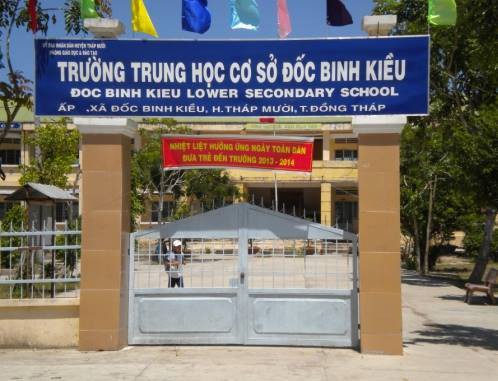 17 hoc sinh ngo doc do an goi xoai thuc hanh tren lop