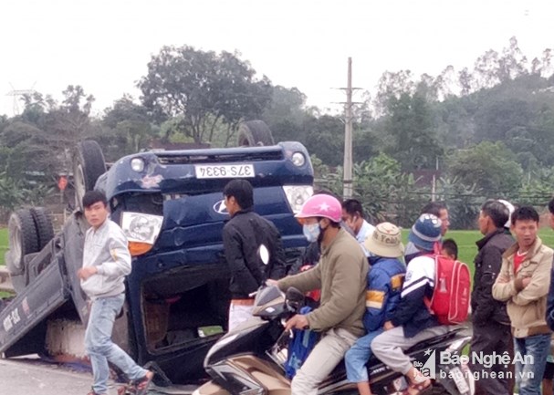 xe tai phoi bung tren duong nguoi dan nhat gach giup tai xe