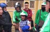 hanh khach say xin can vao mat tai xe xe buyt