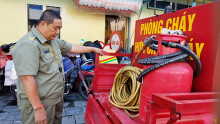 Bảo vệ vay ngân hàng, tự chế xe chữa cháy giúp dập lửa trong hẻm Sài Gòn