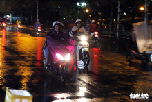 Sài Gòn mưa dông trái mùa xô sập giàn giáo đè bể xe Audi