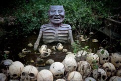 Hết hồn chưa, đây là những bức tượng trong một công viên giải trí bị bỏ hoang!
