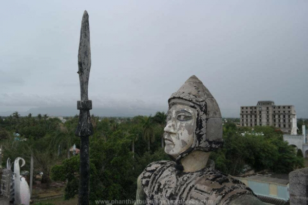 het hon chua day la nhung buc tuong trong mot cong vien giai tri bi bo hoang