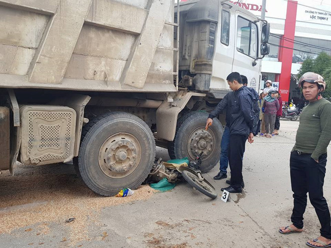 nguoi phu nu cho gao bi xe tai can tu vong